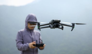 Uçan Drone bahar ormanında