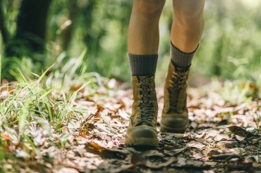 Orman iz hiking kadın uzun yürüyüşe çıkan kimse