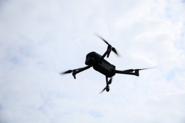 Siyah siluet gökyüzünde uçan drone