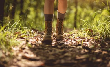 Orman iz hiking kadın uzun yürüyüşe çıkan kimse
