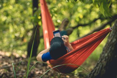 Tropikal ormanda hamakta dinleniyor