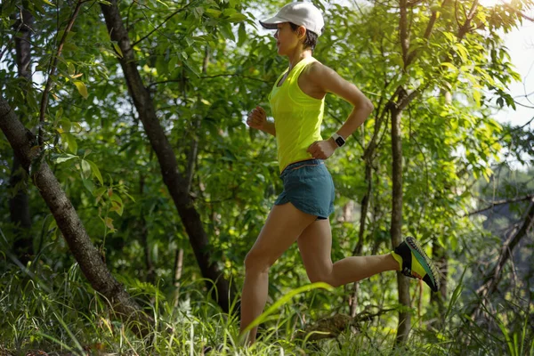 Corredor Mujer Corriendo Por Sendero Forestal — Foto de Stock