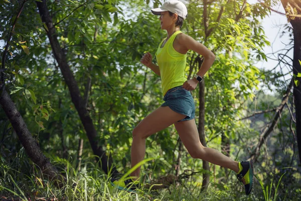 Corredor Mujer Corriendo Por Sendero Forestal — Foto de Stock