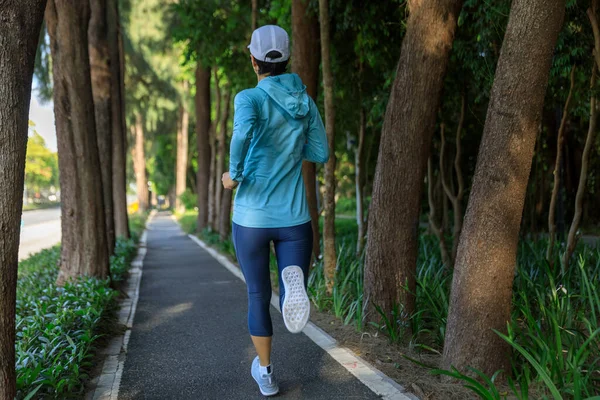 Fitness Vrouw Loopt Training Voor Marathon Zonnig Tropisch Parkparcours — Stockfoto