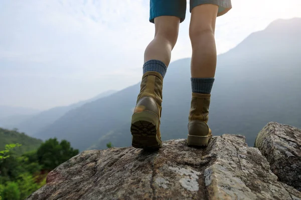 Exitosas Piernas Excursionista Mujer Pie Borde Del Acantilado Pico Montaña — Foto de Stock