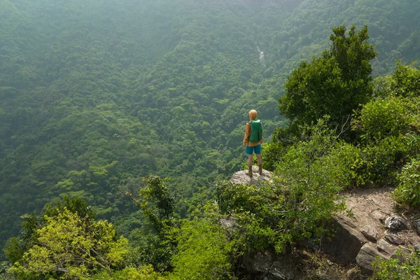 Aerial View Successful Hiker Enjoy View Mountain Top Cliff Edge — Stock Photo, Image