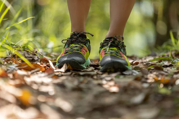 Femme Coureuse Qui Court Sur Sentier Forestier — Photo