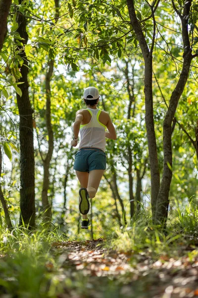 Бегущая Женщина Лесной Тропе — стоковое фото