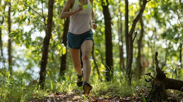 Corredor Mujer Corriendo Por Sendero Forestal —  Fotos de Stock