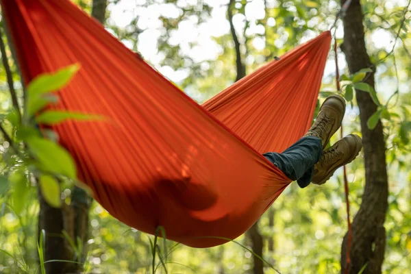 Tropikal Ormanda Hamakta Dinleniyor — Stok fotoğraf
