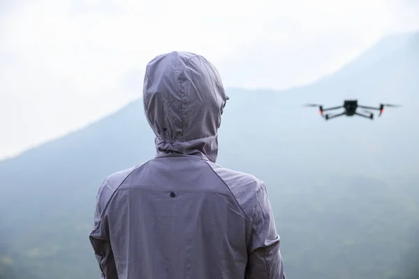 Női Kontroll Repülő Drón Tavaszi Erdőben — Stock Fotó