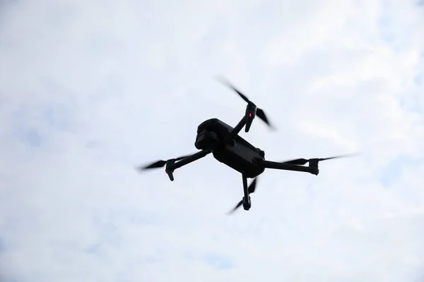 Fekete Sziluett Repülő Drón Égen — Stock Fotó