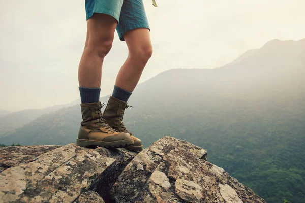 Suceesful Kvinna Vandrare Ben Stå Bergstopp Klippa Kant — Stockfoto