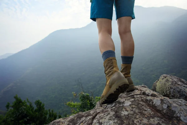 Successful Woman Hiker Legs Stand Mountain Peak Cliff Edge — Stok fotoğraf