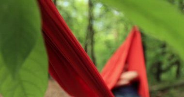 Tropikal ormanda hamakta dinleniyor