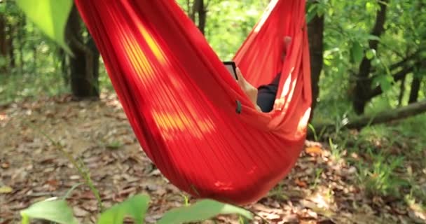 Entspannen Der Hängematte Tropischen Wald — Stockvideo