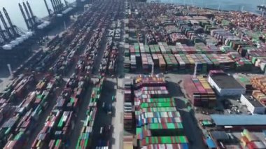 Çin 'in Shenzhen şehrindeki Yantian konteyner terminalinin hava görüntüsü.