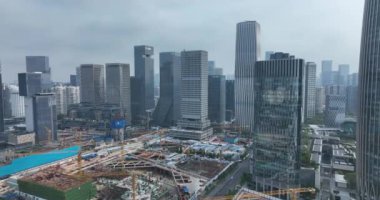 Modern şehir binalarının ve gökdelenlerin havadan görünüşü