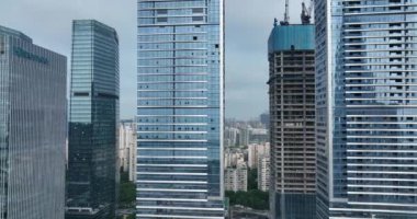 Modern şehir binalarının ve gökdelenlerin havadan görünüşü