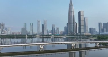 Modern şehir binalarının ve gökdelenlerin havadan görünüşü