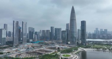 Modern şehir binalarının ve gökdelenlerin havadan görünüşü