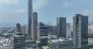 Modern şehir binalarının ve gökdelenlerin havadan görünüşü