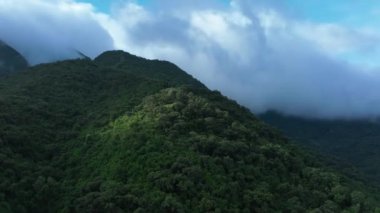 Dramatik bulutları olan güzel dağ manzarası