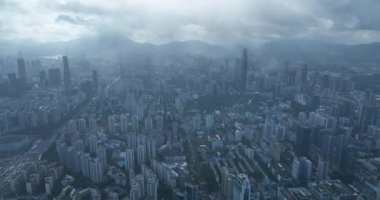 Modern şehir binalarının ve gökdelenlerin havadan görünüşü