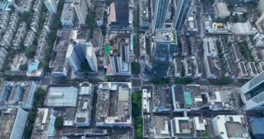 Modern şehir binalarının ve gökdelenlerin havadan görünüşü