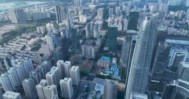 Modern şehir binalarının ve gökdelenlerin havadan görünüşü