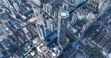 Modern şehir binalarının ve gökdelenlerin havadan görünüşü