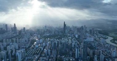 Modern şehir binalarının ve gökdelenlerin havadan görünüşü