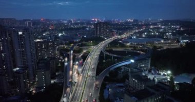 Işıklı modern şehrin gece manzarası