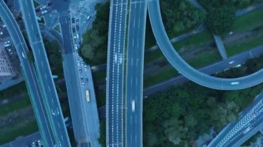 Şehir yollarının üst manzarası, yeşillik ve ulaşım ile