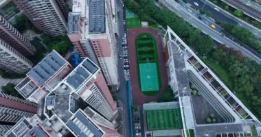 Modern şehir binalarının ve gökdelenlerin havadan görünüşü