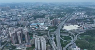 Modern şehir binalarının ve gökdelenlerin havadan görünüşü