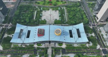 Yeşil ağaçlı şehrin havadan görünüşü