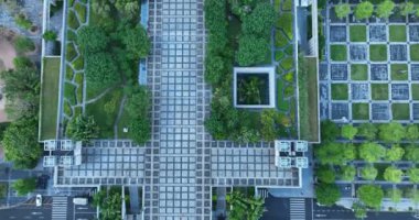 Yeşil ağaçlı şehrin havadan görünüşü