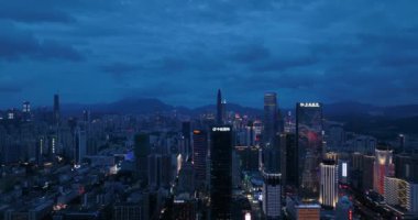 Işıklı modern şehrin gece manzarası