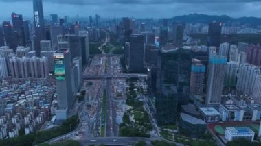 Modern şehir binalarının ve gökdelenlerin havadan görünüşü