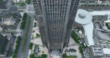 Modern şehir binalarının ve gökdelenlerin havadan görünüşü