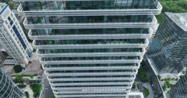 Modern şehir binalarının ve gökdelenlerin havadan görünüşü