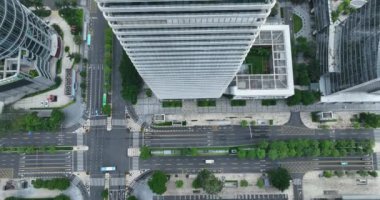 Yeşil ağaçlı şehrin havadan görünüşü