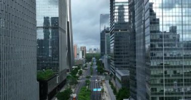 Modern şehir binalarının ve gökdelenlerin havadan görünüşü