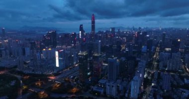 Işıklı modern şehrin gece manzarası