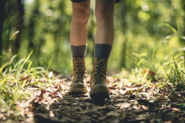 Orman iz hiking kadın uzun yürüyüşe çıkan kimse