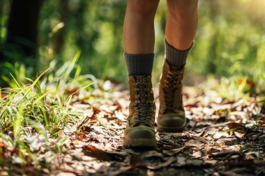 Orman iz hiking kadın uzun yürüyüşe çıkan kimse