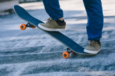 Kaykaycı şehir dışında kaykay yapıyor.