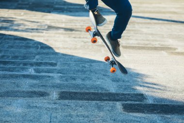 Modern şehirde Asyalı kaykaycı.