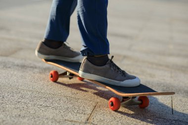 Modern şehirde Asyalı kaykaycı.